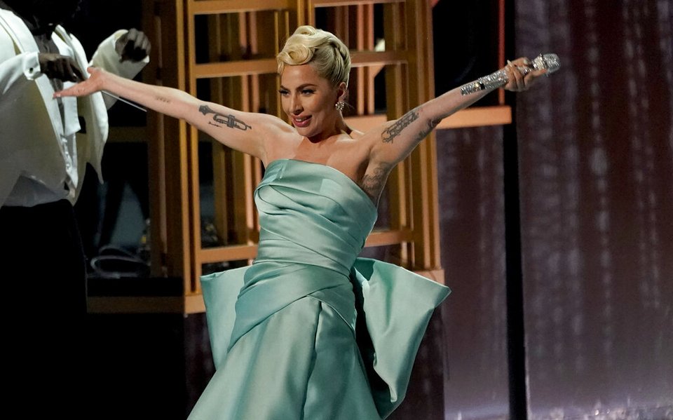 Η Lady Gaga στα 64α Ετήσια Βραβεία Grammy την Κυριακή 3 Απριλίου 2022 στο Λας Βέγκας με πράσινη στράπλες τουαλέτα