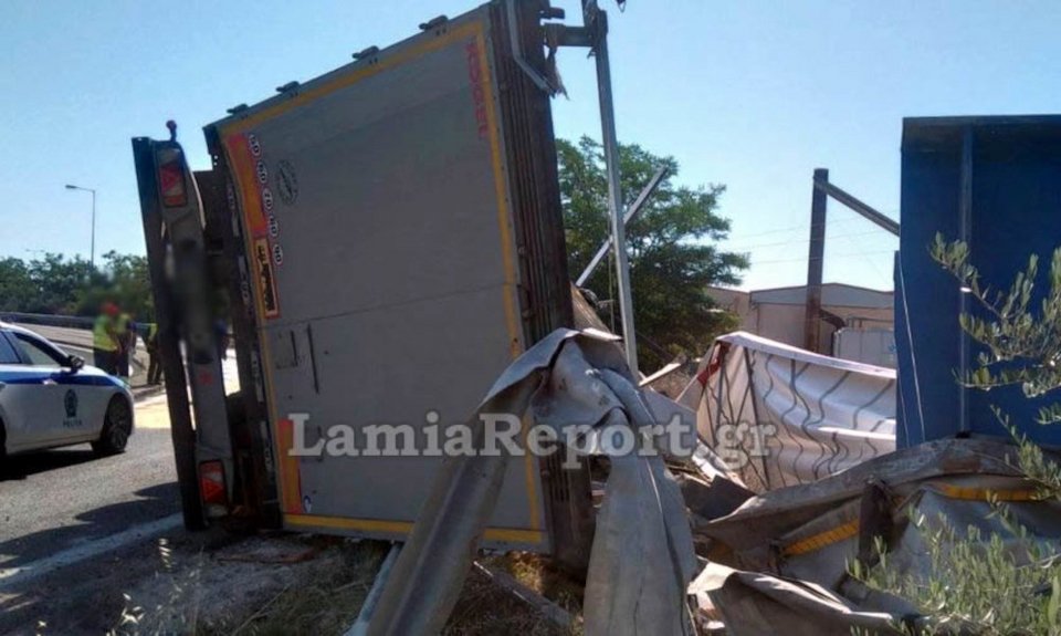Ανατροπή νταλίκας στη Φθιώτιδα / lamiareport.gr