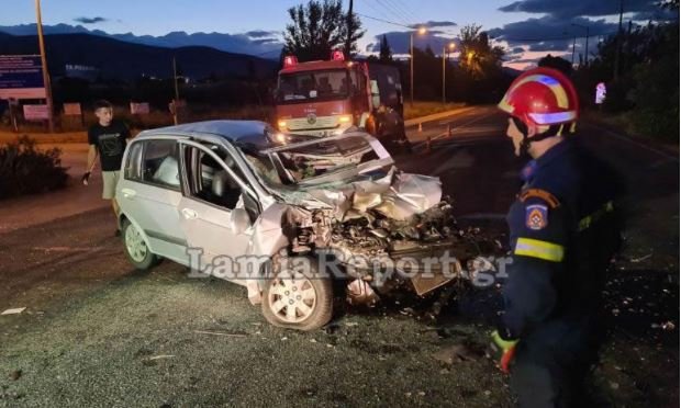 Το αυτοκίνητο καρφώθηκε στο φορτηγό