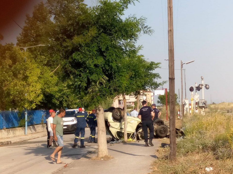σφοδρή σύγκρουση τρένου με αυτοκίνητο στη Λάρισα