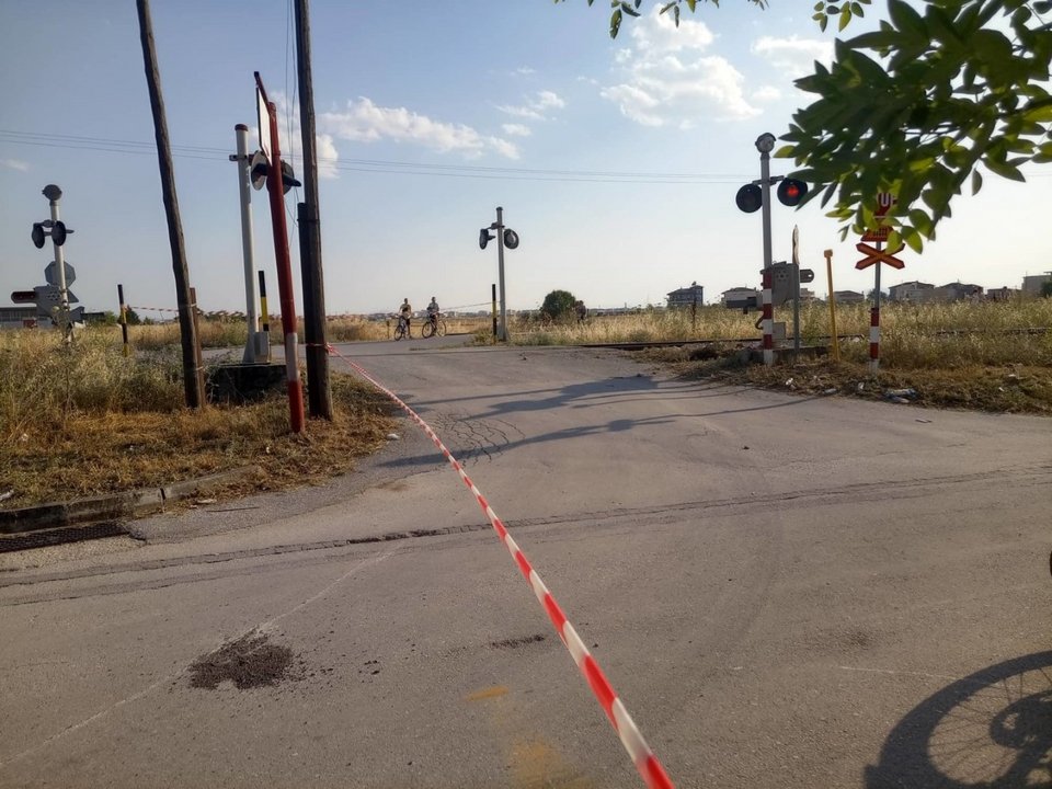 σφοδρή σύγκρουση τρένου με αυτοκίνητο στη Λάρισα