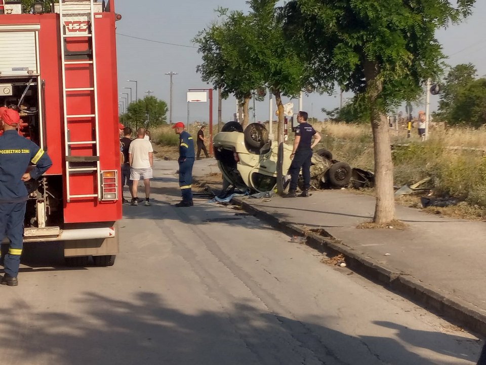 σφοδρή σύγκρουση τρένου με αυτοκίνητο στη Λάρισα