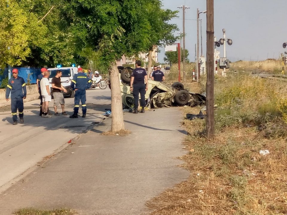 σφοδρή σύγκρουση τρένου με αυτοκίνητο στη Λάρισα