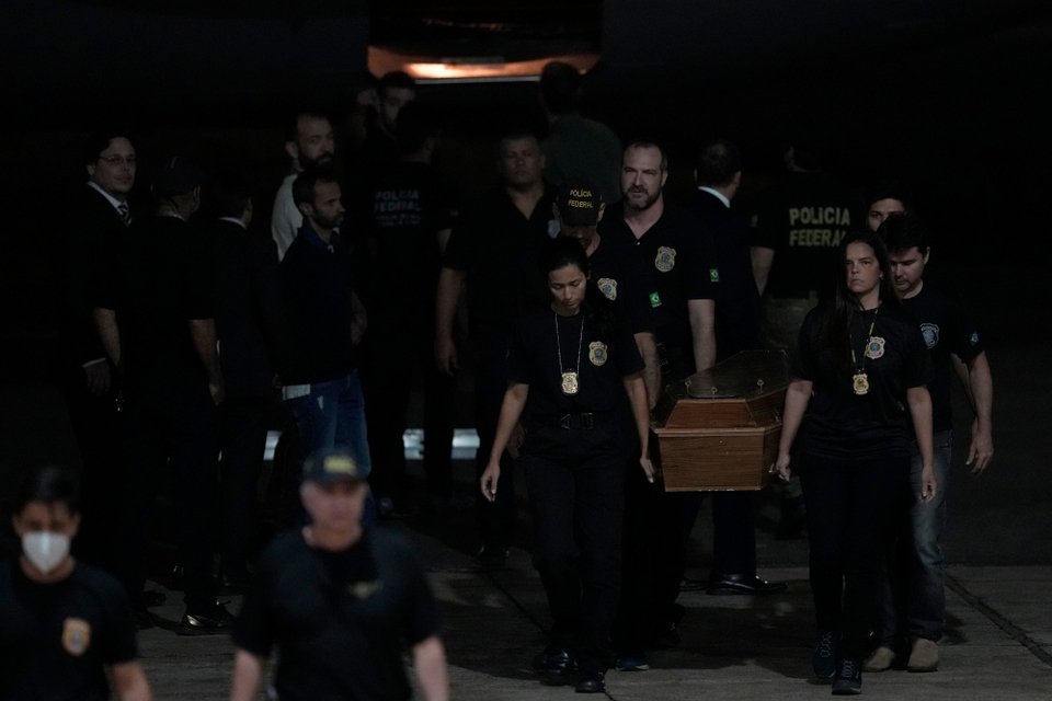 Βραζιλιάνοι αστυνομικοί μεταφέρουν λείψανα που πιστεύεται ότι ανήκουν στον Μπρούνο Περέιρα και τον Ντομ Φίλιπς / AP Photo/Eraldo Peres