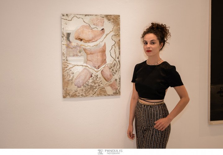 Λελλέ Δεμερτζή εμπρός από το έργο της Disrupted Male Archetype