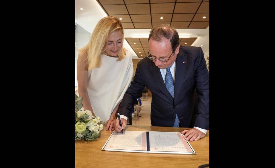 Η υπογραφή, μετά την τέλεση του πολιτικού γάμου, στο δημαρχείο της Τουλ