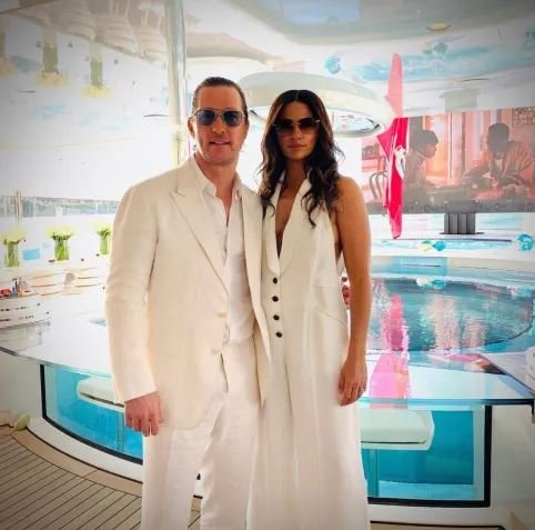 Ο Μάθιου ΜακΚόναχι με τη σύζυγό του