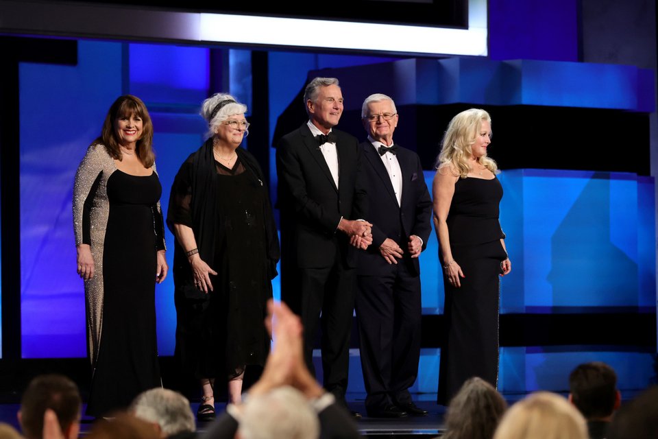 Από αριστερά: Οι Debbie Turner, Angela Cartwright, Nicholas Hammond, Duane Chase και Kym Karath μιλούν στη σκηνή κατά τη διάρκεια της 48ης ετήσιας απονομής του βραβείου AFI Life Achievement Honoring Julie Andrews στο Dolby Theatre στις 09 Ιουνίου 2022 στο Χόλιγουντ της Καλιφόρνια