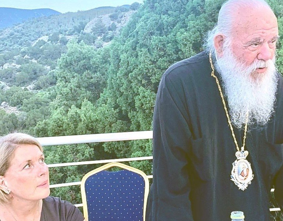 Η Μίνα Γκάγκα με τον Αρχιεπίσκοπο Ιερώνυμο / Φωτογραφία: Facebook