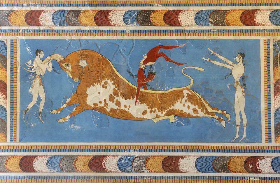 Τα ταυροκαθάψια ήταν άθλημα της μινωικής εποχής, στο οποίο ο αθλητής εκτελούσε άλματα πάνω από έναν ταύρο