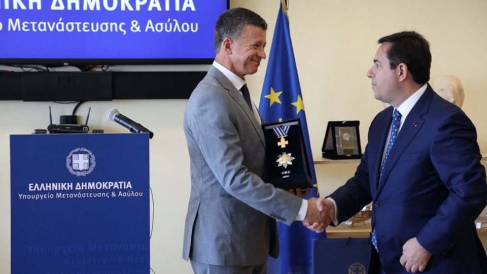 Η βράβευση του επίτιμου αρχηγού του Λιμενικού, Θεόδωρου Κλιάρη / Φωτογραφία: Υπουργείο Μετανάστευσης και Ασύλου