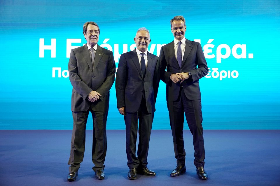 Ο Κυριάκος Μητσοτάκης στο συνέδριο του ΔΗ.ΣΥ στην Κύπρο με Ν. Αναστασιάδη, Αβέρωφ Νεοφύτου / Φωτογραφία: ΓτΠ/Δημήτρης Παπαμήτσος