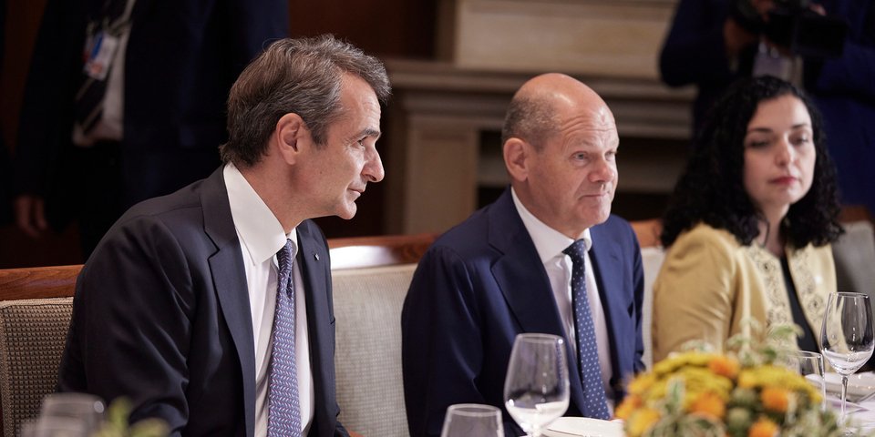 Κυριάκος Μητσοτάκης και Όλαφ Σολτς στο δείπνο των ηγετών της Συνόδου Κορυφής της Διαδικασίας για τη Νοτιοανατολική Ευρώπη / Φωτογραφία: ΓτΠ/Δημήτρης Παπαμήτσος