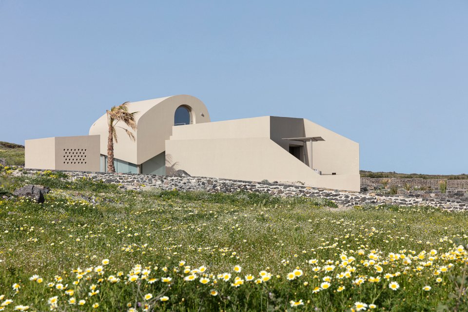 Το Monolithus στη Σαντορίνη