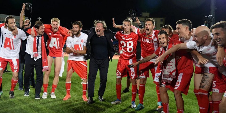 'Έξαλλοι πανηγυρισμοί των παικτών της Μόντσα μετά την άνοδό τους Φωτογραφία: Twitter-AC Monza