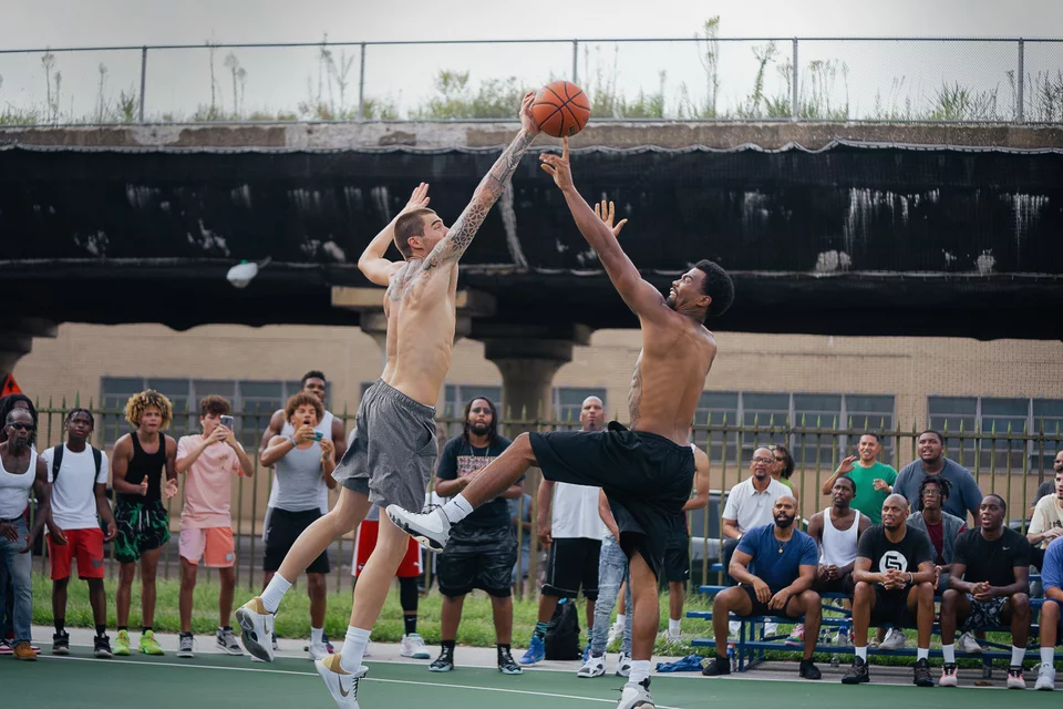Ο Juancho Hernangomez ως Bo Cruz και ο Torrel Harris Sr. στο Hustle παίζουν μπάσκετ