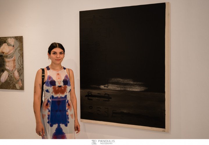 Λελλέ Δεμερτζή εμπρός από το έργο της Disrupted Male Archetype