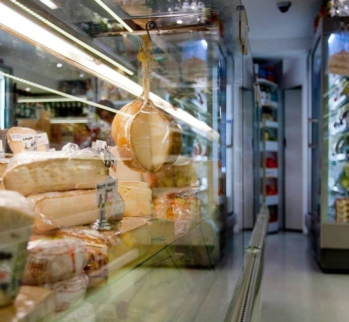 Τυριά, αλλαντικά και gourmet προϊόντα αγοράζει από το Nora’s Deli στο Κολωνάκι - Φωτογραφία: Nora’s Deli/Instagram