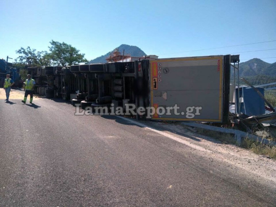 Ανατροπή νταλίκας στη Φθιώτιδα / lamiareport.gr