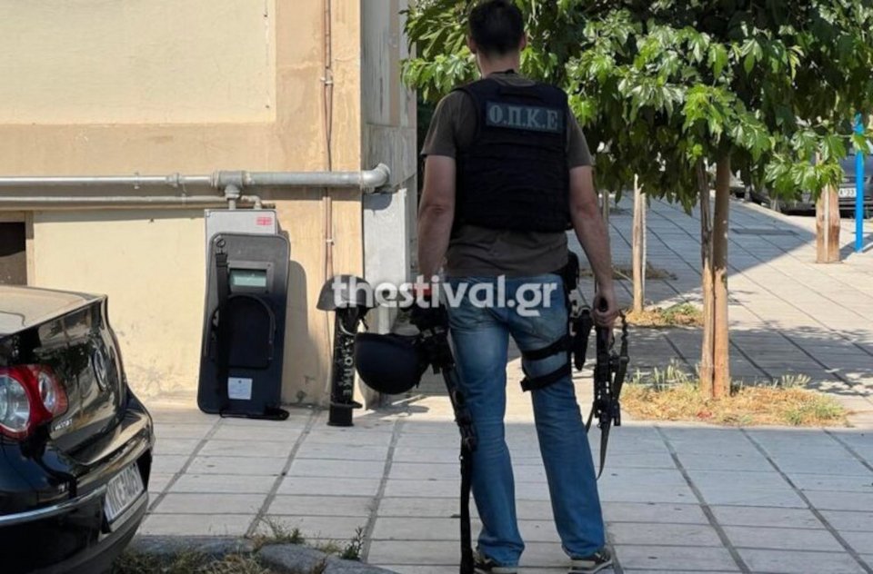 Ανδρας της ΟΠΚΕ κατά τη διάρκεια αστυνομικής επιχείρησης στο σπίτι του 32χρονου / Thestival.gr