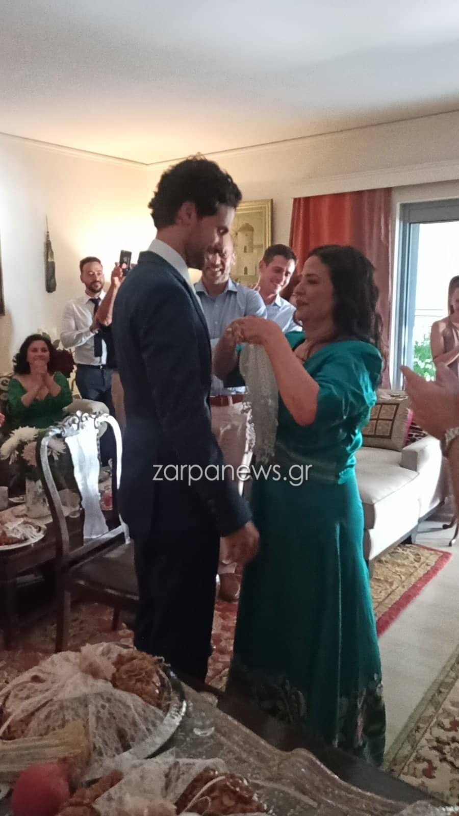 Το «δώρο» της Μαρίας Τζομπανάκη στο γιο της: ένα λευκό σαρίκι, σύμβολο χαράς