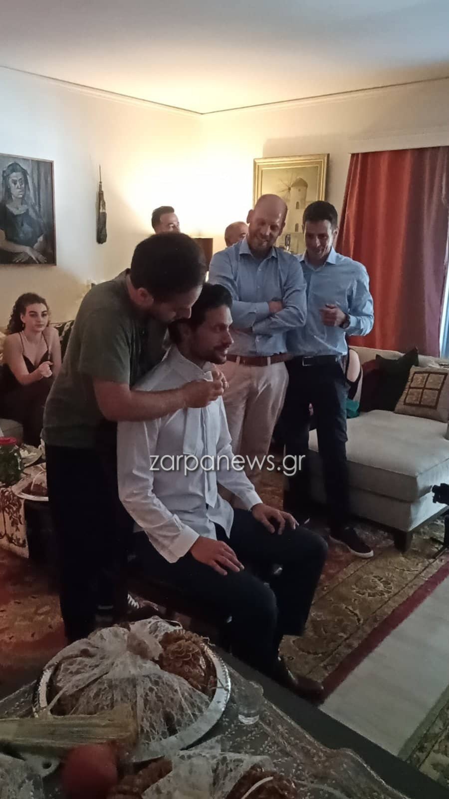 Ένας από αυτούς του έδεσε τη λευκή γραβάτα