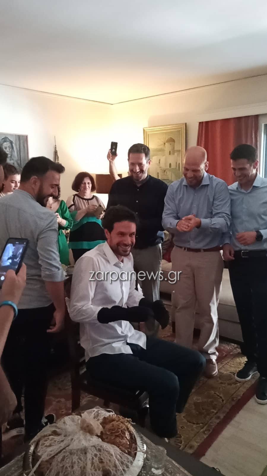 Ο Ορφέας Αυγουστίδης με τις κάλτσες στα χέρια του