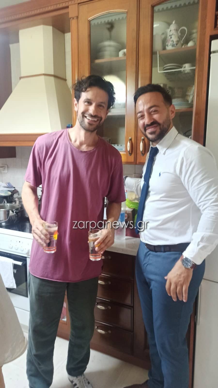 Ο Ορφέας Αυγουστίδης χαλαρός πριν το γάμο με έναν φίλοτου