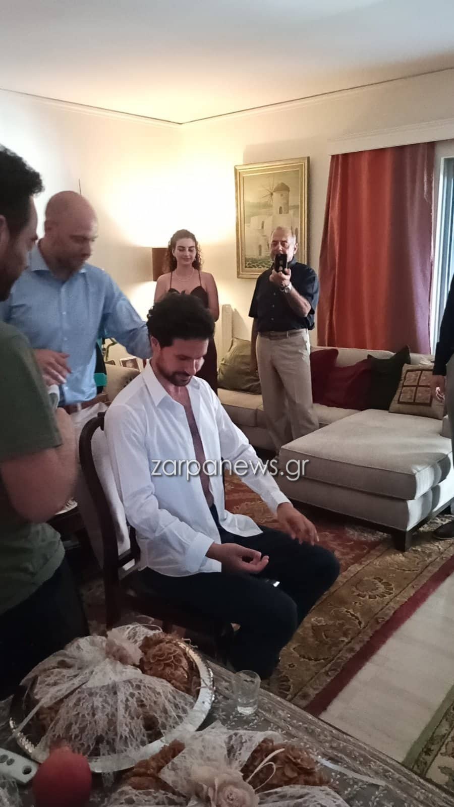 Ο Ορφέας Αυγουστίδης περιστοιχισμένος από τους φίλους του