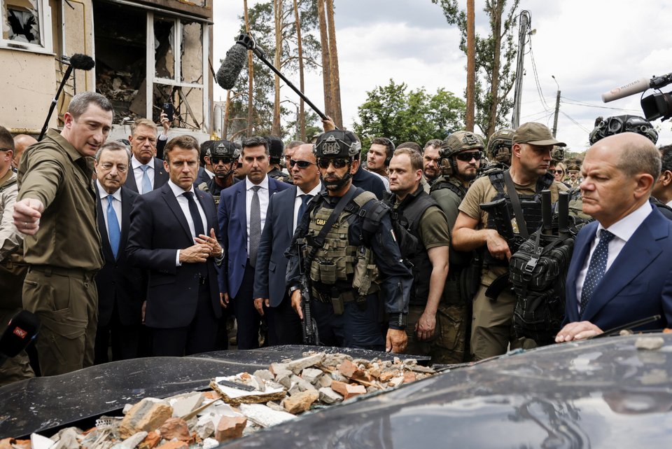 Εμφανώς σοκαρισμένοι από τα όσα αντίκρισαν σε βομβαρδισμένη περιοχή της Ουκρανίας οι Ντράγκι, Μακρόν και Σολτς