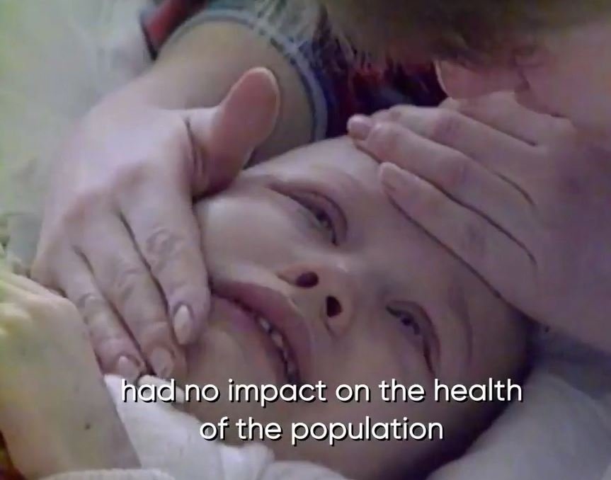 Το ντοκιμαντέρ δείχνει παιδιά να πεθαίνουν με οδυνηρό θάνατο, ενώ οι οικογένειές τους παρακολουθούσαν μην μπορώντας να κάνουν κάτι