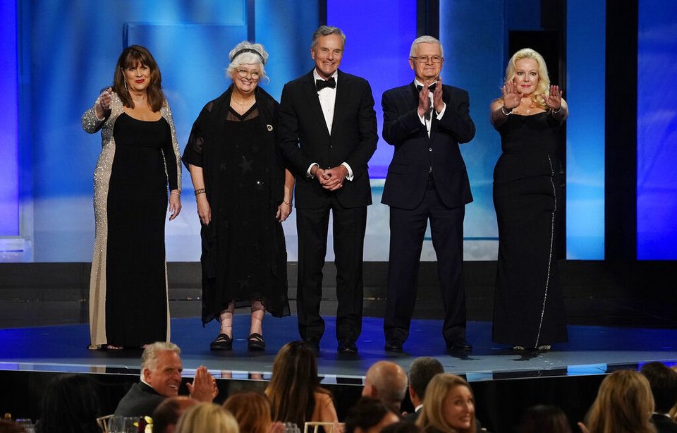 Από αριστερά, η Debbie Turner, η Angela Cartwright, ο Nicholas Hammond, ο Duane Chase και η Kym Karath, χαιρετούν την Τζούλι Άντριους στο 48ο AFI Life Achievement Award Gala προς τιμήν της