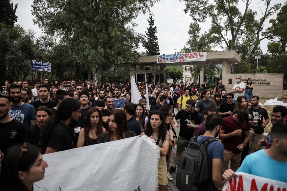 Συγκέντρωση φοιτητών έξω από την Πανεπιστημιούπολη Ζωγράφου