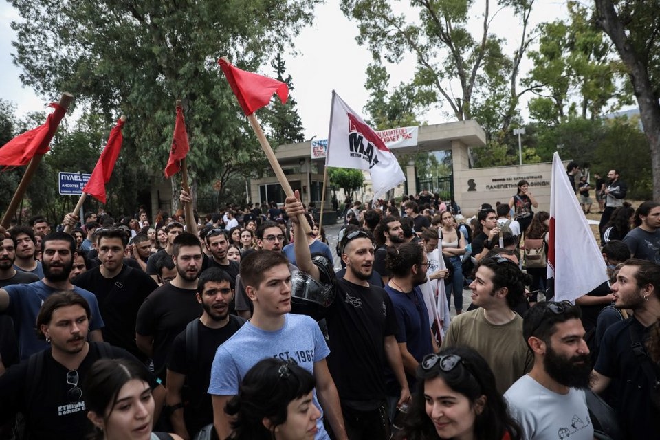 Συγκέντρωση φοιτητών έξω από την Πανεπιστημιούπολη Ζωγράφου