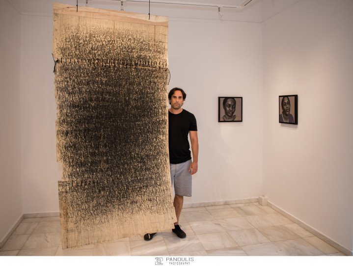  Πάνος Φαμέλης εμπρός από το έργο του Silencer