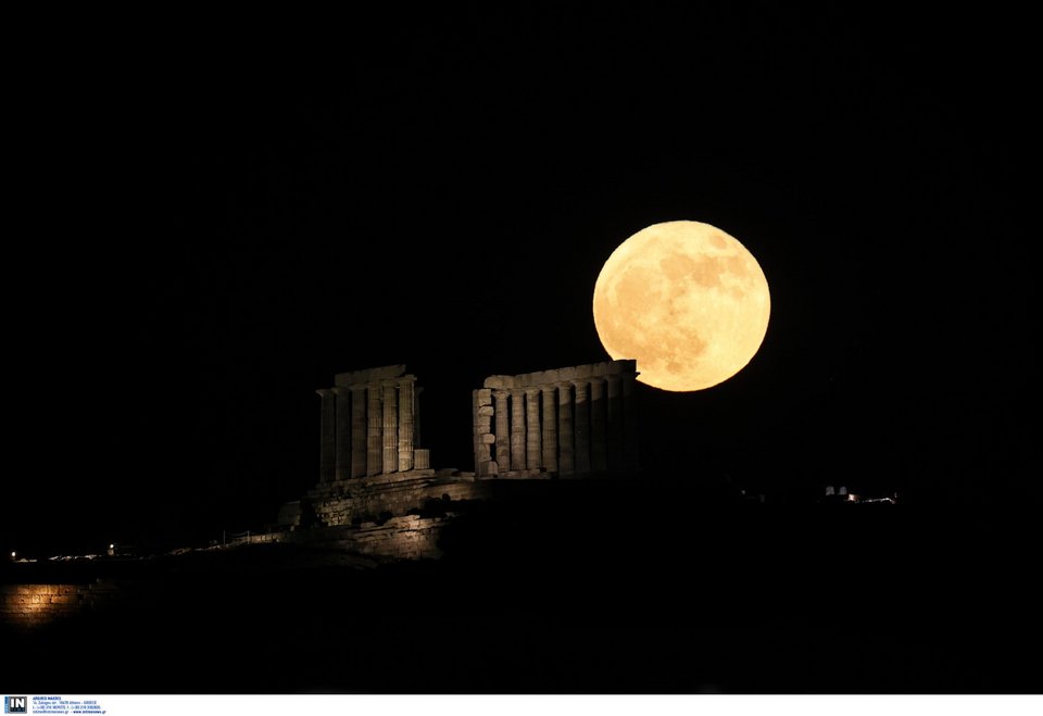 Υπερπανσέληνος Ιουνίου, «Το Φεγγάρι της Φράουλας» στον Ναό του Ποσειδώνα, στο Σούνιο / Φωτογραφία: INTIME