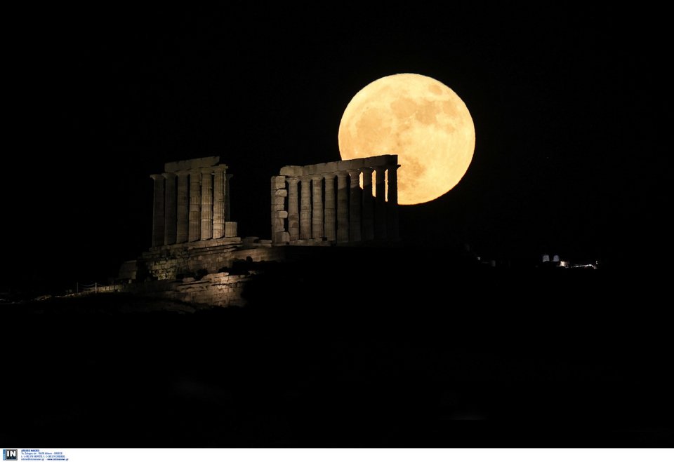 Υπερπανσέληνος Ιουνίου «Το Φεγγάρι της Φράουλας» στον Ναό του Ποσειδώνα στο Σούνιο/ Φωτογραφία: INTIME