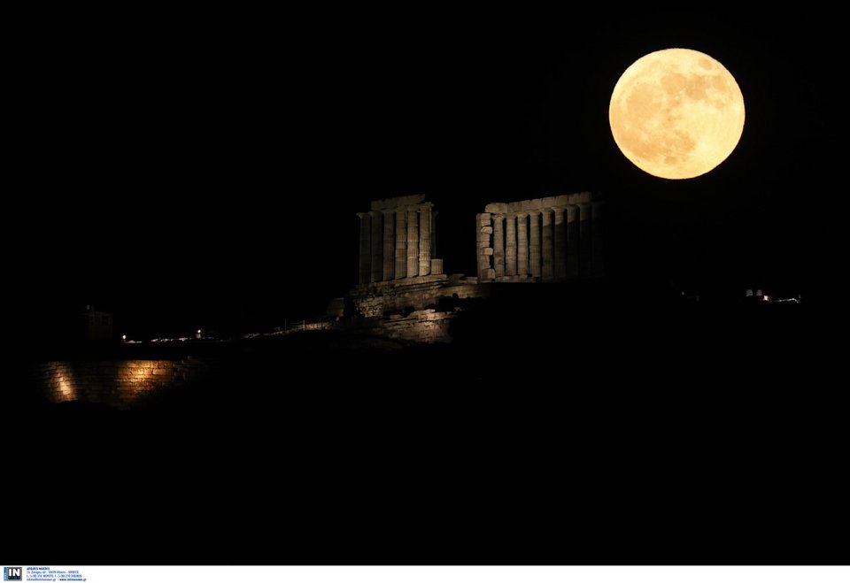 Υπερπανσέληνος Ιουνίου, «Το Φεγγάρι της Φράουλας» στον Ναό του Ποσειδώνα, στο Σούνιο / Φωτογραφία: INTIME