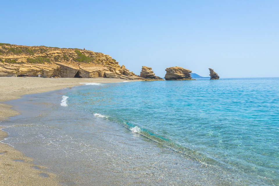 Τριόπετρα παραλία κρυμμένη από βράχου Κρήτη