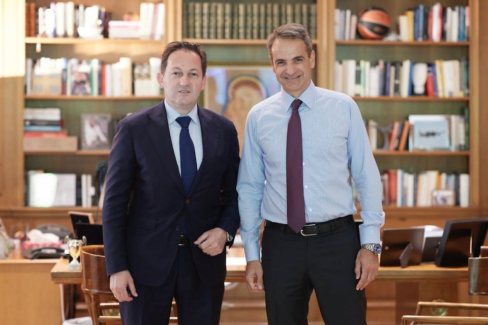 Ο Στέλιος Πέτσας με τον πρωθυπουργό, Κυριάκο Μητσοτάκη, σε συνάντησή τους