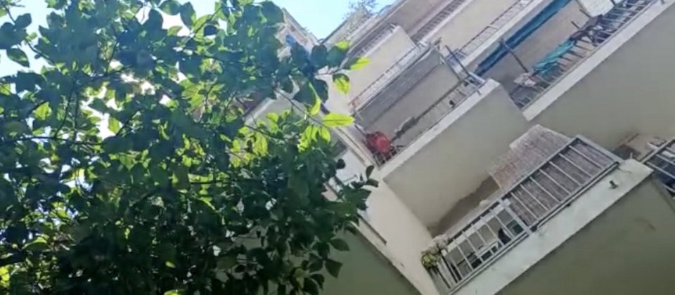 Η πολυκατοικία στο Παγκράτι από όπου έπεσε η άτυχη γυναίκα