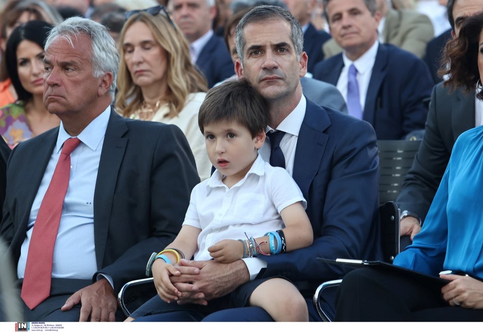 Ο δήμαρχος Αθηναίων Κώστας Μπακογιάννης με τον γιο του -Δίπλα ο Μ. Βορίδης / Φωτογραφία: Intimenews/ΛΙΑΚΟΣ ΓΙΑΝΝΗΣ