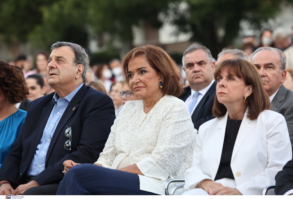 Ισίδωρος Κούβελος, Ντόρα Μπακογιάννη και Κατερίνα Σακελλαροπούλου / Φωτογραφία: Intimenews/ΛΙΑΚΟΣ ΓΙΑΝΝΗΣ