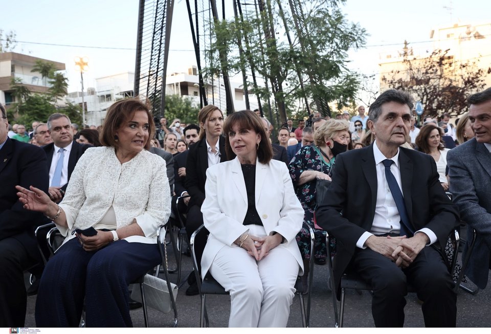 Ντόρα Μπακογιάννη και Κατερίνα Σακελλαροπούλου, δεξιά ο Παύλος Κοτσώνης / Φωτογραφία: Intimenews/ΛΙΑΚΟΣ ΓΙΑΝΝΗΣ