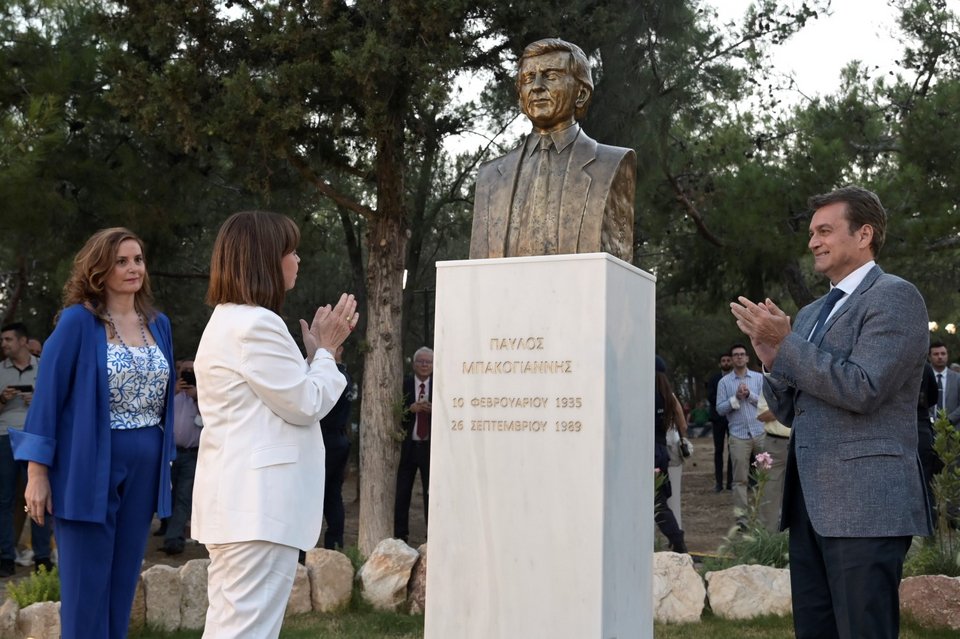 Η ΠτΔ κάνει τα αποκαλυπτήρια της προτομής του Παύλου Μπακογιάννη / Φωτογραφία: MΙΧΑΛΗΣ ΚΑΡΑΓΙΑΝΝΗΣ / EUROKINISSI