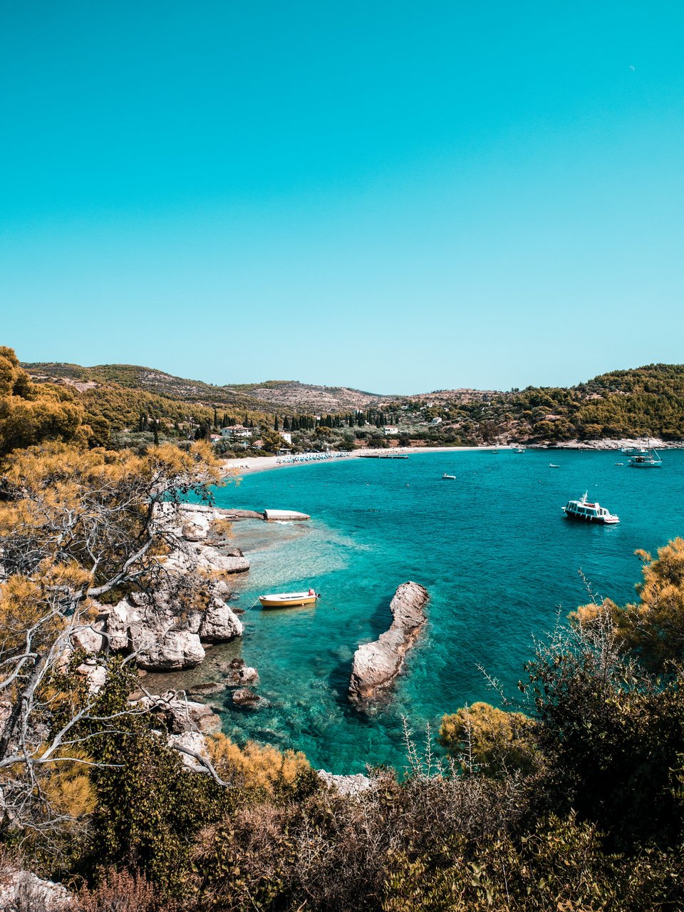 Οι Σπέτσες είναι γεμάτες μικρούς κολπίσκους για κολύμπι - Φωτογραφία: Ramon Kagie/unsplash