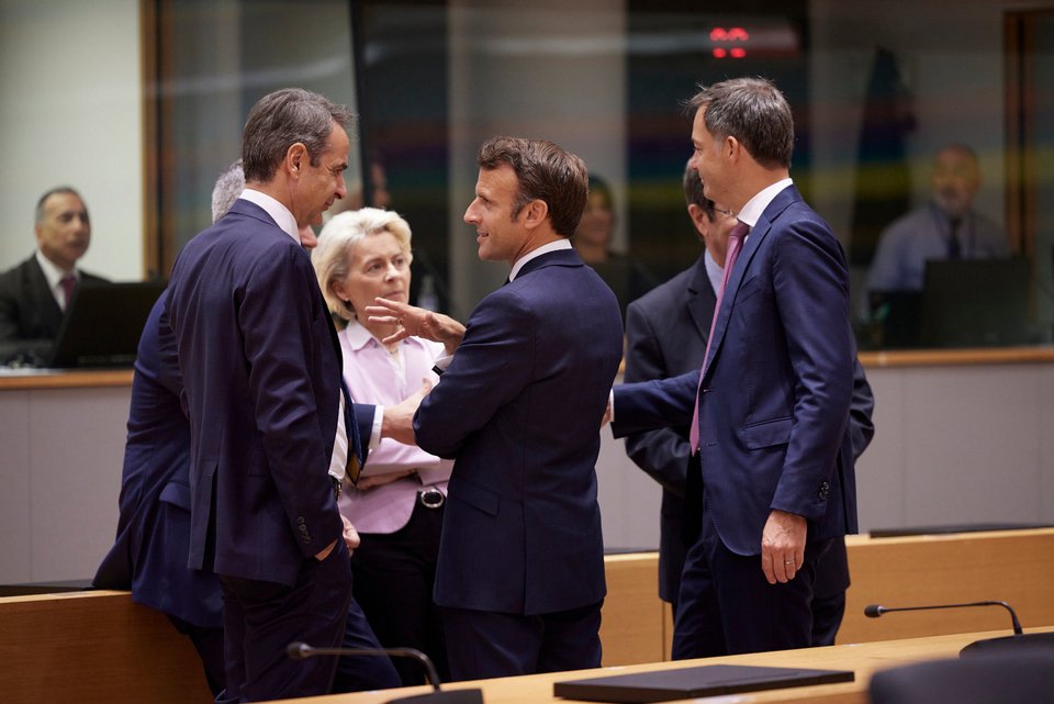 Ο Κυριάκος Μητσοτάκης συνομιλεί με τον Γάλλο πρόεδρο, Εμανουέλ Μακρόν