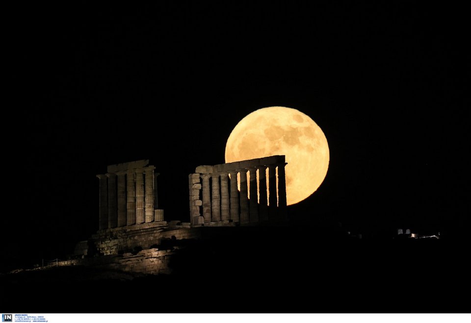 Υπερπανσέληνος Ιουνίου, «Το Φεγγάρι της Φράουλας», στον Ναό του Ποσειδώνα, στο Σούνιο / Φωτογραφία: INTIME