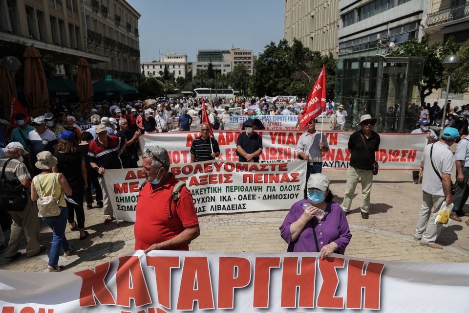 Πορεία συνταξιούχων στο κέντρο της Αθήνας / ΒΑΣΙΛΗΣ ΡΕΜΠΑΠΗΣ/EUROKINISSI
