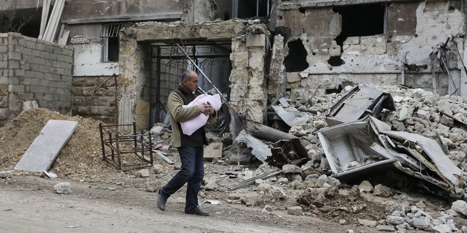Άνθρωποι στα ερείπια του πολέμου στη Συρία / AP Photo/Hassan Ammar, File